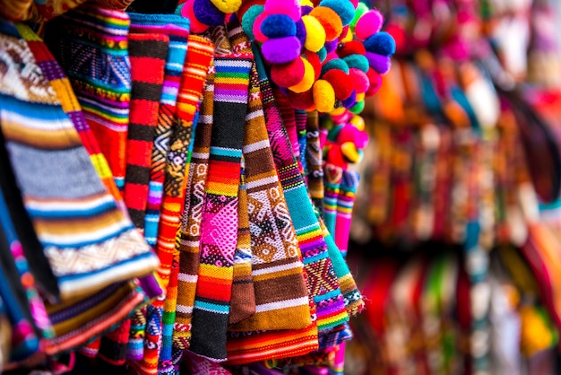 Itens de roupas coloridas na loja de souvenirs