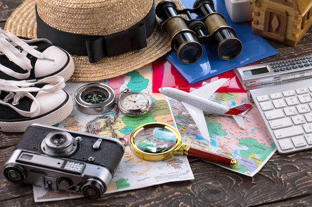 Foto itens de viagem e acessórios em cima da mesa.