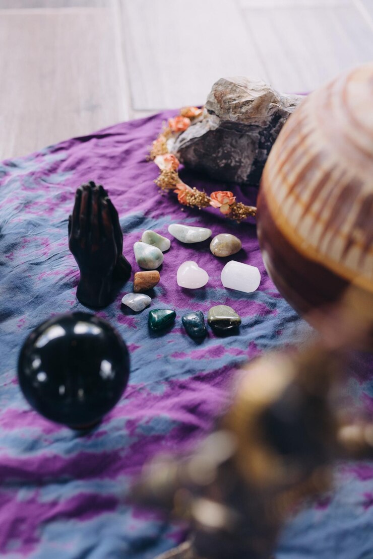 Foto itens espirituais dispostos sobre um cobertor colorido para uma celebração espiritual