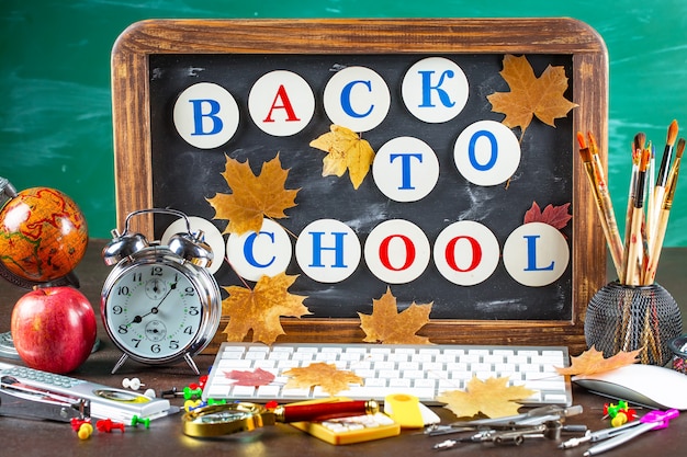 Itens para a escola na composição em cima da mesa