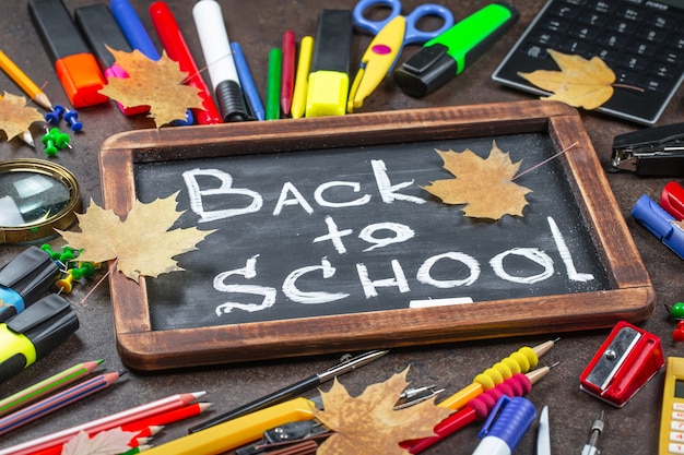 Foto itens para a escola na composição em cima da mesa