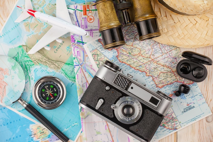 Foto itens usados em viagens no fundo de mapas