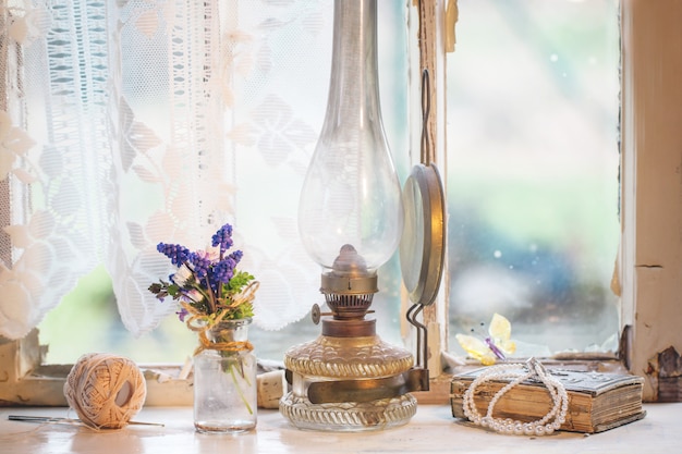 Iterior Fenster mit Vintage Lampe und Wildblumen