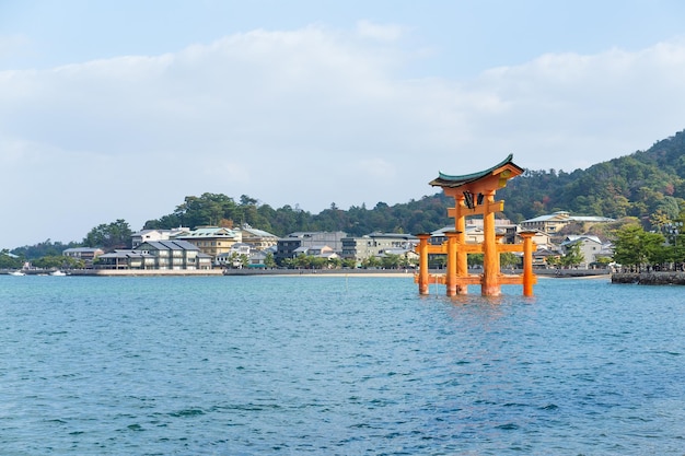 Itsukushima-Schrein mit schwimmendem Shinto-Tor in Japan