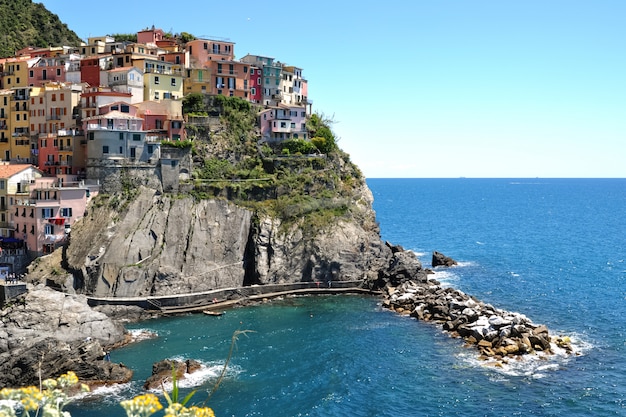 Сity auf dem Felsen. Meerblick von Manarola, Cinque Terre, Italien