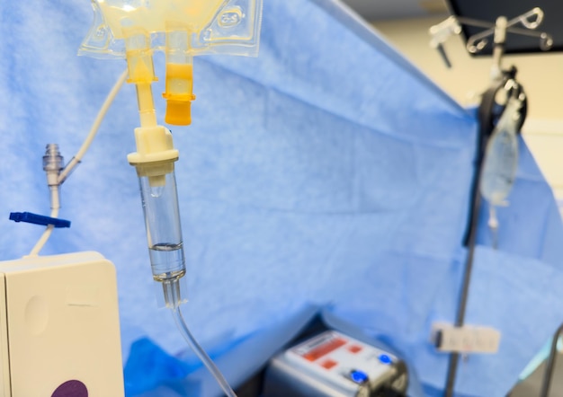 IV drip em quarto de hospital conceito de cuidados de saúde com equipamentos médicos e fluidos intravenosos