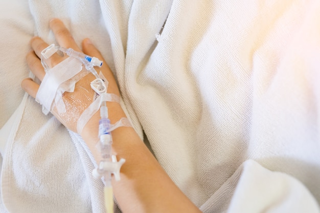 Foto iv fechar em uma mão pacientes doentes no hospital