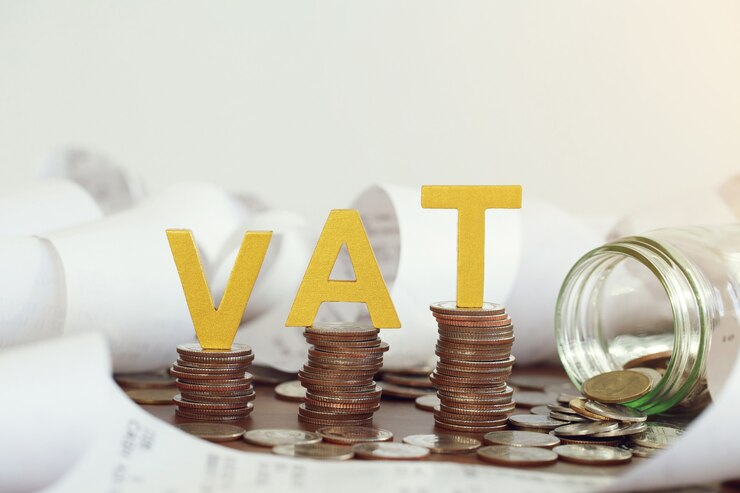 Foto iva concepto palabra tina poner monedas apiladas y botellas de vidrio con monedas dentro de la mesa de madera