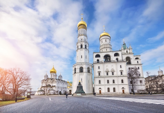 Ivan el gran campanario y el campanario de la Asunción en el Kremlin de Moscú