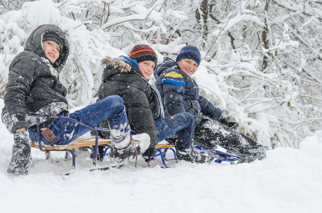 IvanoFrankivsk 13. November 2016 Winterspaß Schnee glückliche Kinder Rodeln zur Winterzeit