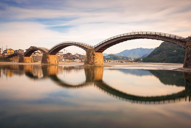 Iwakuni Yamaguchi Japón en el puente Kintaikyo sobre el río Nishiki