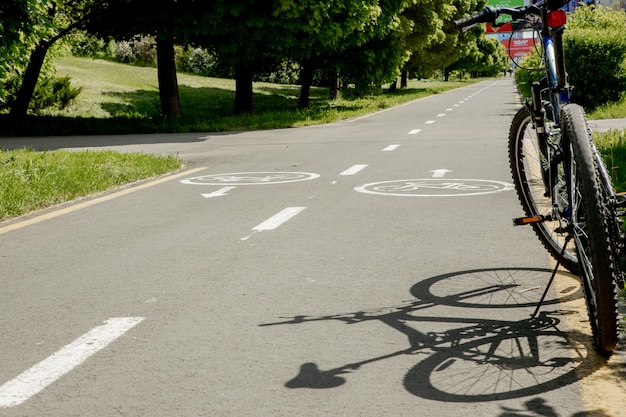 Iwano-Frankiwsk, 29. Mai 2020: Mountainbike steht im Park auf Radweg.