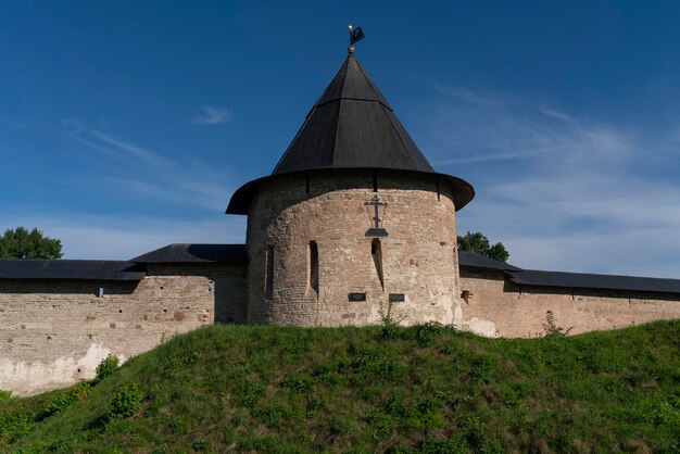 Izborsk Torre da Santa Dormição PskovPechersk Mosteiro Pechory Pskov região Rússia