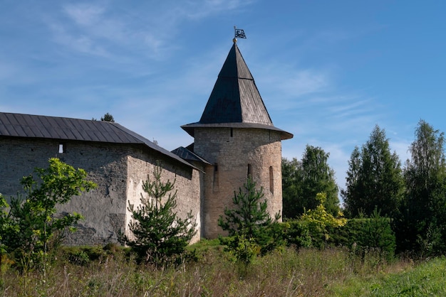 Izborsk Turm der Heiligen Entschlafung PskovPechersk Kloster Pechory Region Pskow Russland