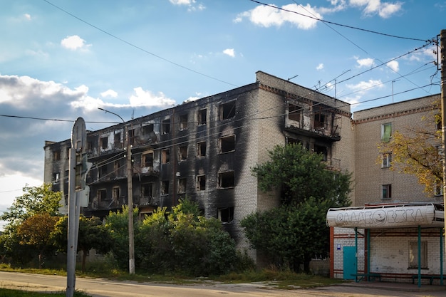Izium, gebiet charkiw, ukraine - 22.09.2022 zerstörung von izium. russland-ukraine-krieg. beschädigt in iz