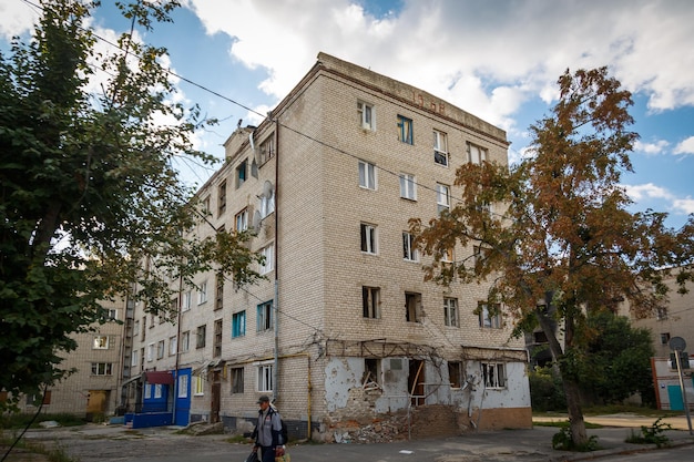 Izium, región de Kharkiv, Ucrania - 09.22.2022 Destrucción de Izium. Guerra de Rusia Ucrania. Dañado en Iz