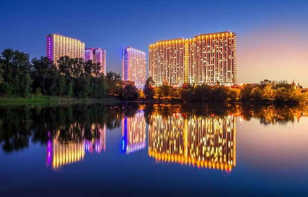 Izmailovo Hotelgebäude in Moskau mit Reflexionen in einem Spiegelteich