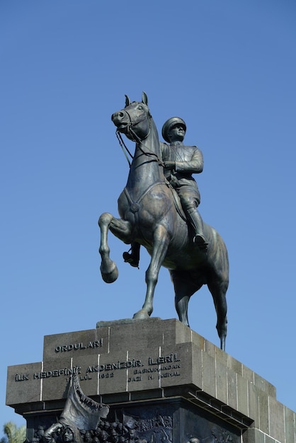 Izmir-Atatürk-Denkmal auf dem Platz der Republik Izmir Turkiye