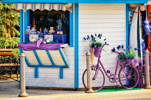 Izola, Eslovenia - 24 de abril de 2018: Tienda de souvenirs de lavanda en el centro histórico de la ciudad vieja de Izola, Eslovenia