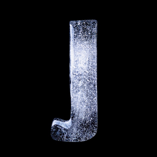J Água congelada em forma de alfabeto isolada no fundo preto