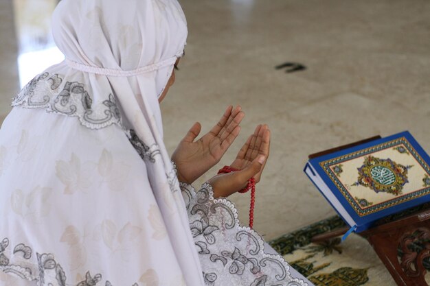 JÓVENES ASIÁTICAS REZAN EN LA MEZQUITA