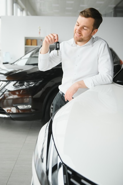 Ja das ist mein neues Auto Kunde im Autohaus Junger Mann mit Schlüsseln in der Hand