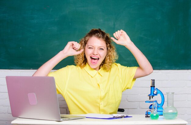 Ja, endlich Wissenschaftler Lehrerin im Schullabor Mädchen im Klassenzimmer Labor mit Computer machen sich Notizen über Chemieforschungsergebnisse Biologieexperiment glückliche Schülerin mit Mikroskop und Becher