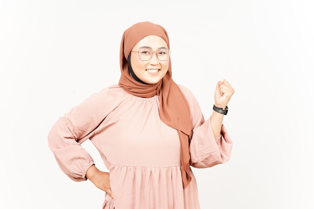 Ja Feiergeste der schönen asiatischen Frau, die Hijab trägt, Isolated On White Background