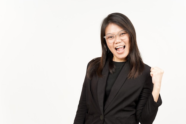 Ja und Feiergeste der schönen asiatischen Frau mit schwarzem Blazer, Isolated On White