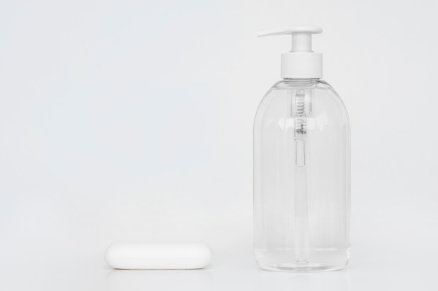 Jabón y botella de jabón líquido
