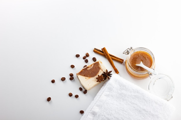 Jabon hecho a mano. Medios para el cuidado de la piel con aroma a miel, café, canela y badian. Tratamientos de spa y aromaterapia para una piel suave y saludable.