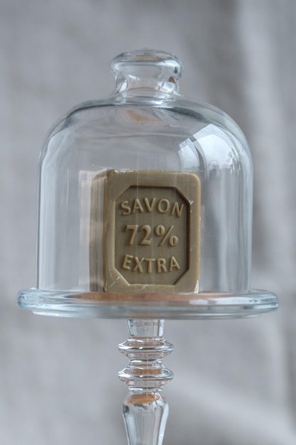 Foto jabón hecho a mano pieza de exposición jabón hecho de ingredientes naturales jabón ecológico enfoque selectivo
