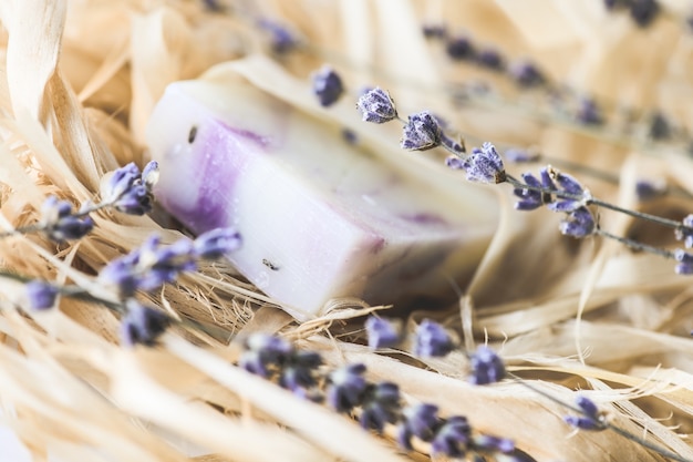 Jabón de lavanda natural con enfoque selectivo de primer plano de lavanda seca.