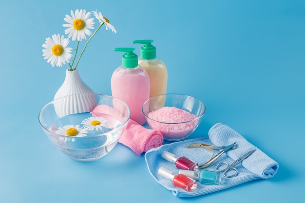 Foto jabón líquido, sal de baño aromática y otros artículos de tocador