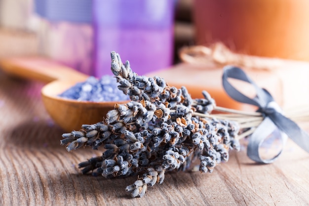 Jabón de tratamiento de lavanda y sal marina sobre mesa de madera