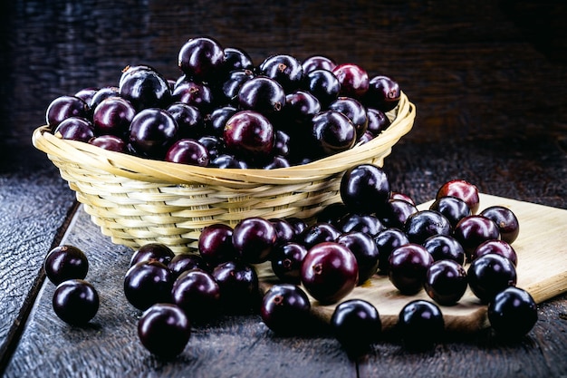 La jaboticaba o jaboticaba es el fruto de la jaboticaba, un árbol frutal brasileño, originario de la Mata Atlántica.