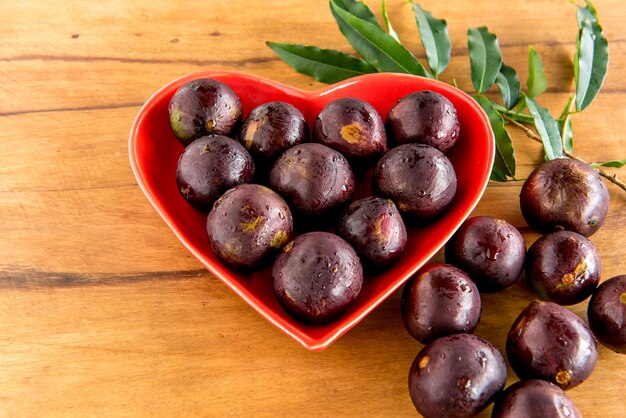 Jabuticaba, frutas exóticas brasileiras em mesa de madeira, Jabuticaba é uma fruta comum na América do Sul