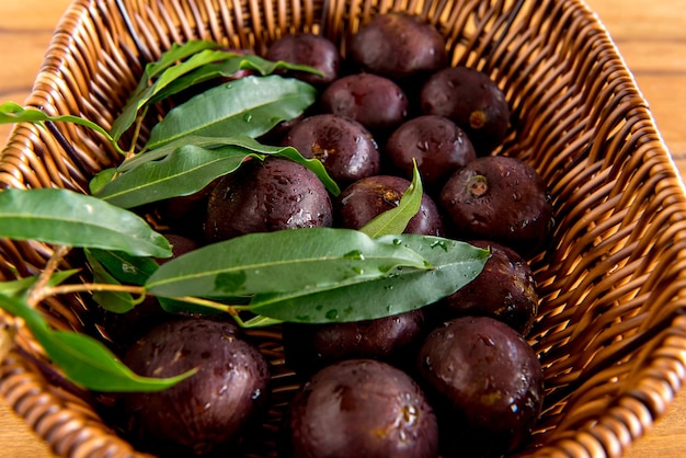 Jabuticaba, frutas exóticas brasileñas sobre mesa de madera, Jaboticaba es una fruta común en América del Sur