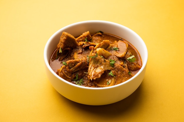 Jaca Masala sabji o Fanas Sabzi o curry picante KathalÃ al estilo indio, servido en un tazón o karahi. enfoque selectivo