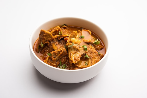 Jaca Masala sabji o Fanas Sabzi o curry picante KathalÃ al estilo indio, servido en un tazón o karahi. enfoque selectivo