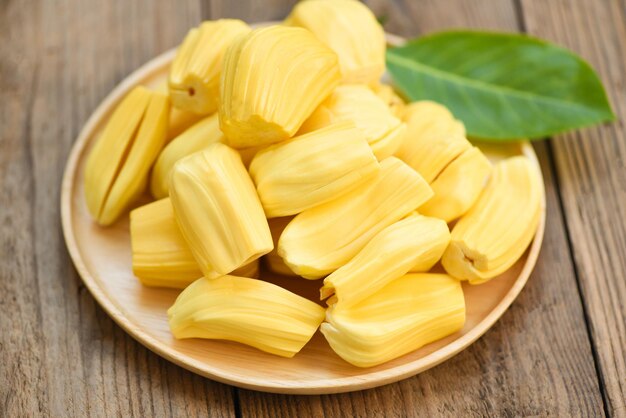 Jaca en plato de madera con hoja, fruta tropical pelada de jaca madura fresca del árbol de jaca