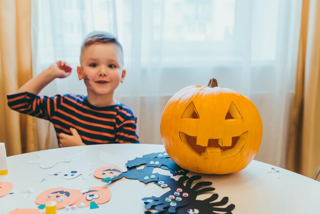 Jack cabeza de calabaza niño pequeño en el fondo