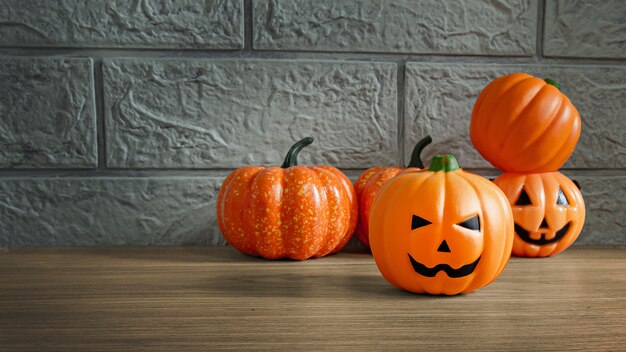 Jack de calabaza en la mesa de madera para el concepto de halloween.