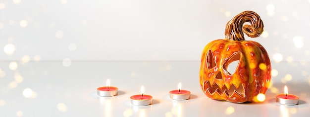 Jack de lanterna de abóbora e velas acesas banner de halloween