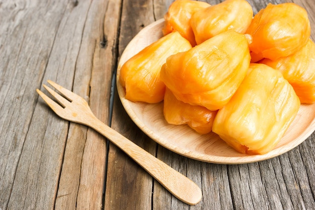 Jack-Frucht in der hölzernen Platte auf altem hölzernem Hintergrund.