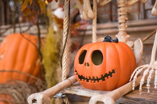 Jack lantern de cabeza de calabaza de Halloween sobre fondo de madera