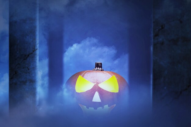 Jack-o-Lantern con humo y fondo oscuro