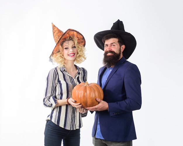 Jack o lantern preparação férias de halloween casal feliz vestido na magia da festa de halloween para