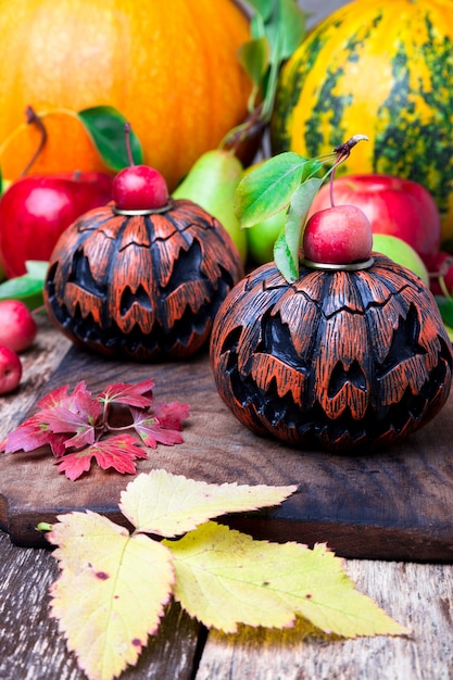 Jack-O-Laterne auf hölzernem Hintergrund. Herbst-Konzept. Halloween.