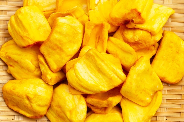 Jackfruit-Chips auf Bambusplatte